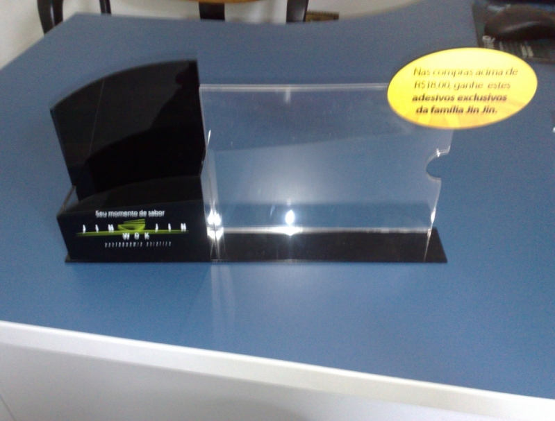 Display Acrílico de Mesa Jin Jin em Brasília - Expositor de Acrílico para Calçados Display Acrílico de Mesa Jin Jin em Brasília - Expositor de Acrílico para Calçados