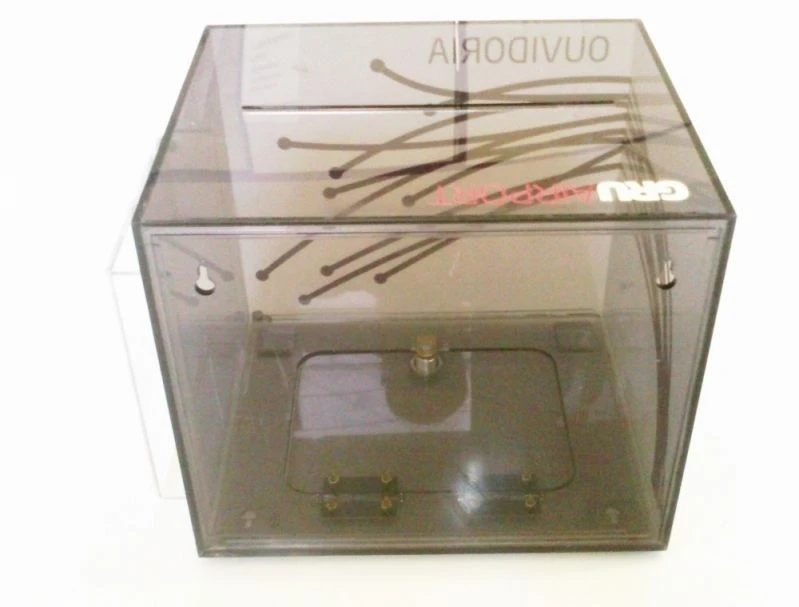 urna de acrílico transparente